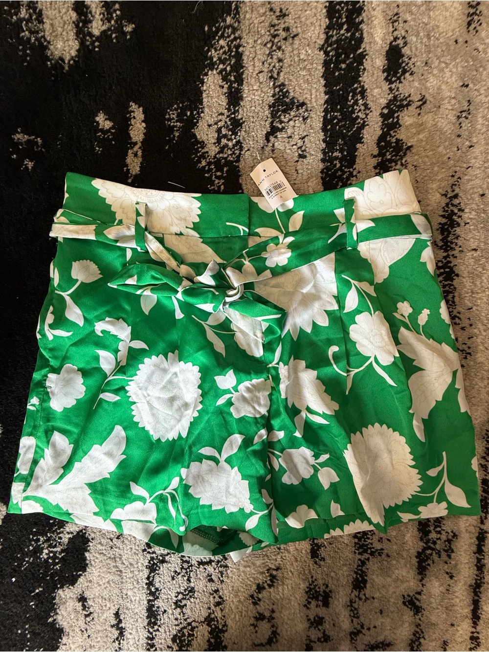 NWT Ann Taylor Green/ White Floral Shorts Size 4